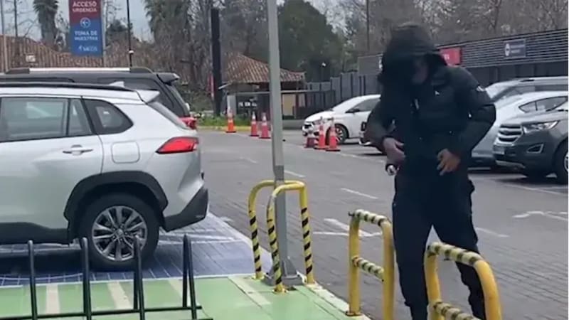 Damián Pizarro intentó ocultarse en su llegada a la clínica (Foto: Rodrigo Gómez)