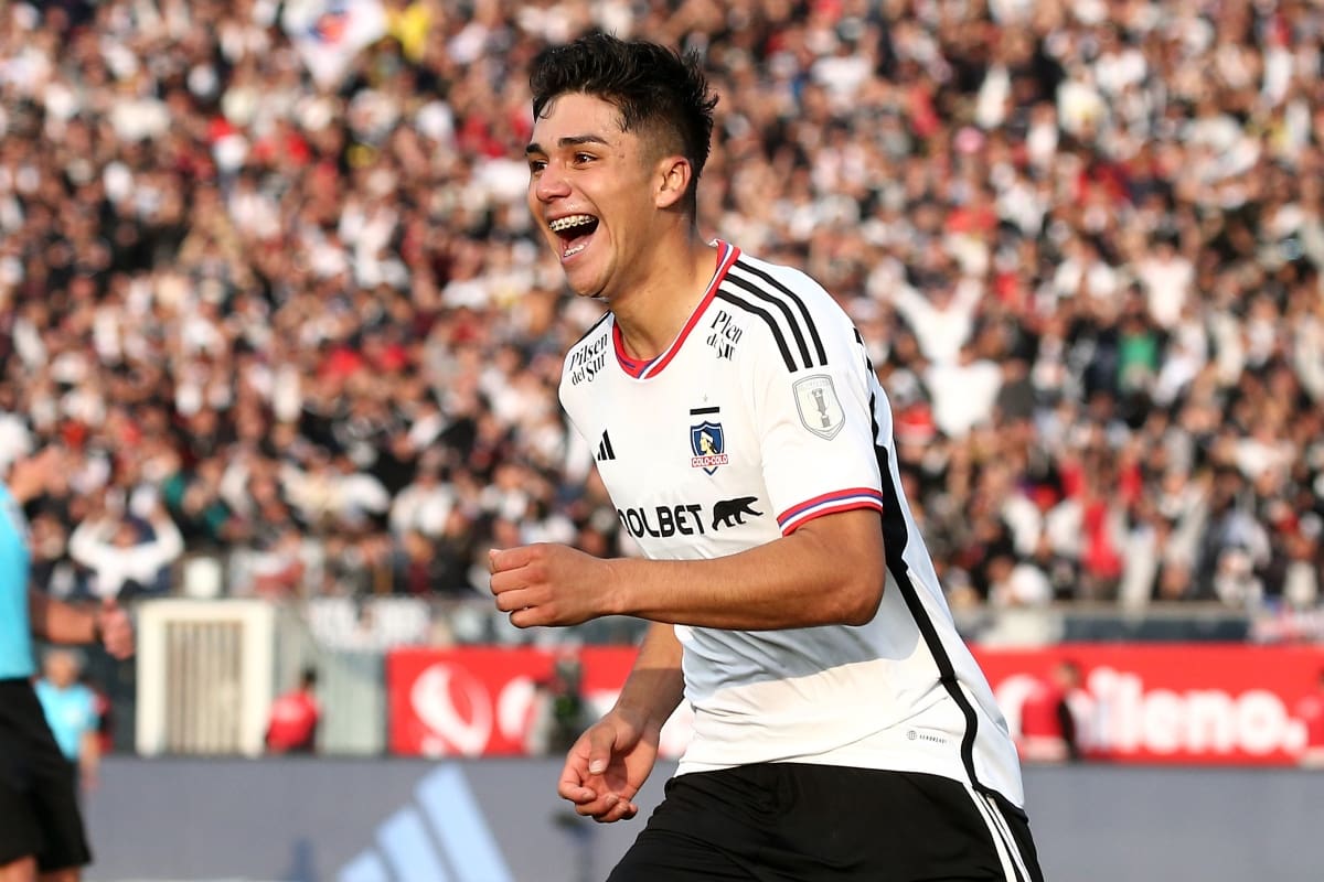 realizó dedicatoria para Jordhy Thompson tras anotar para Colo Colo.