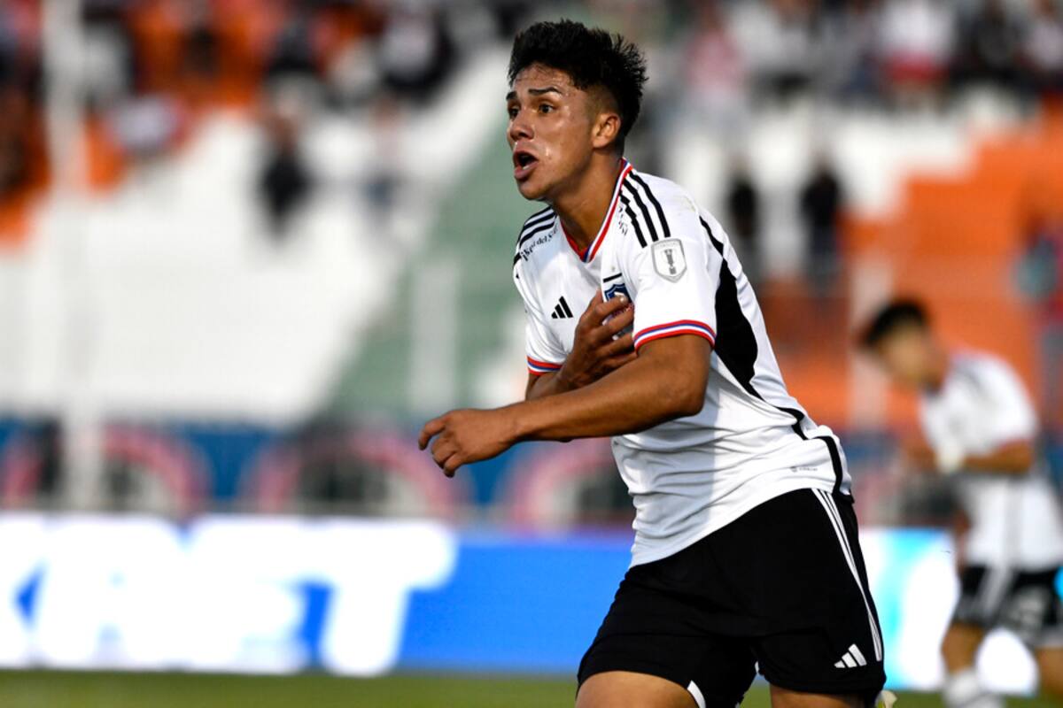 Damián Pizarro tras anotar su primer gol en el profesionalismo con Colo Colo. Foto: Aton.