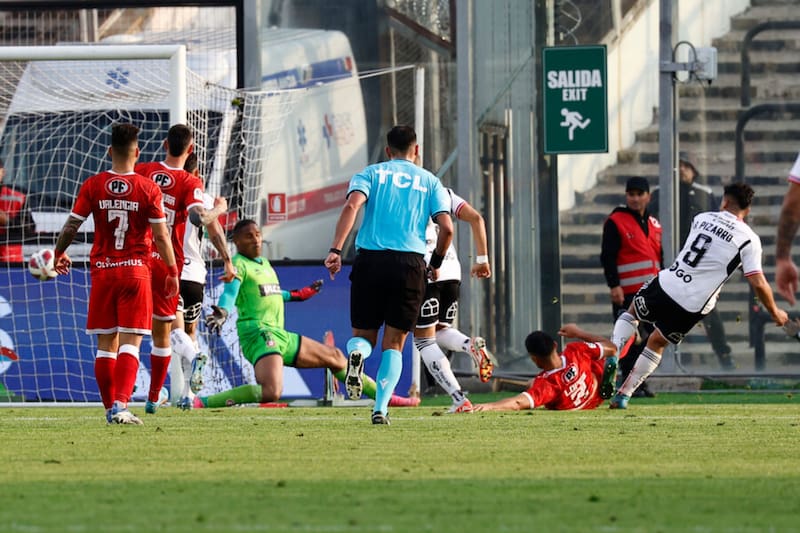Damián Pizarro abrió la cuenta para Colo Colo ante Unión La Calera (Foto: Photosport)