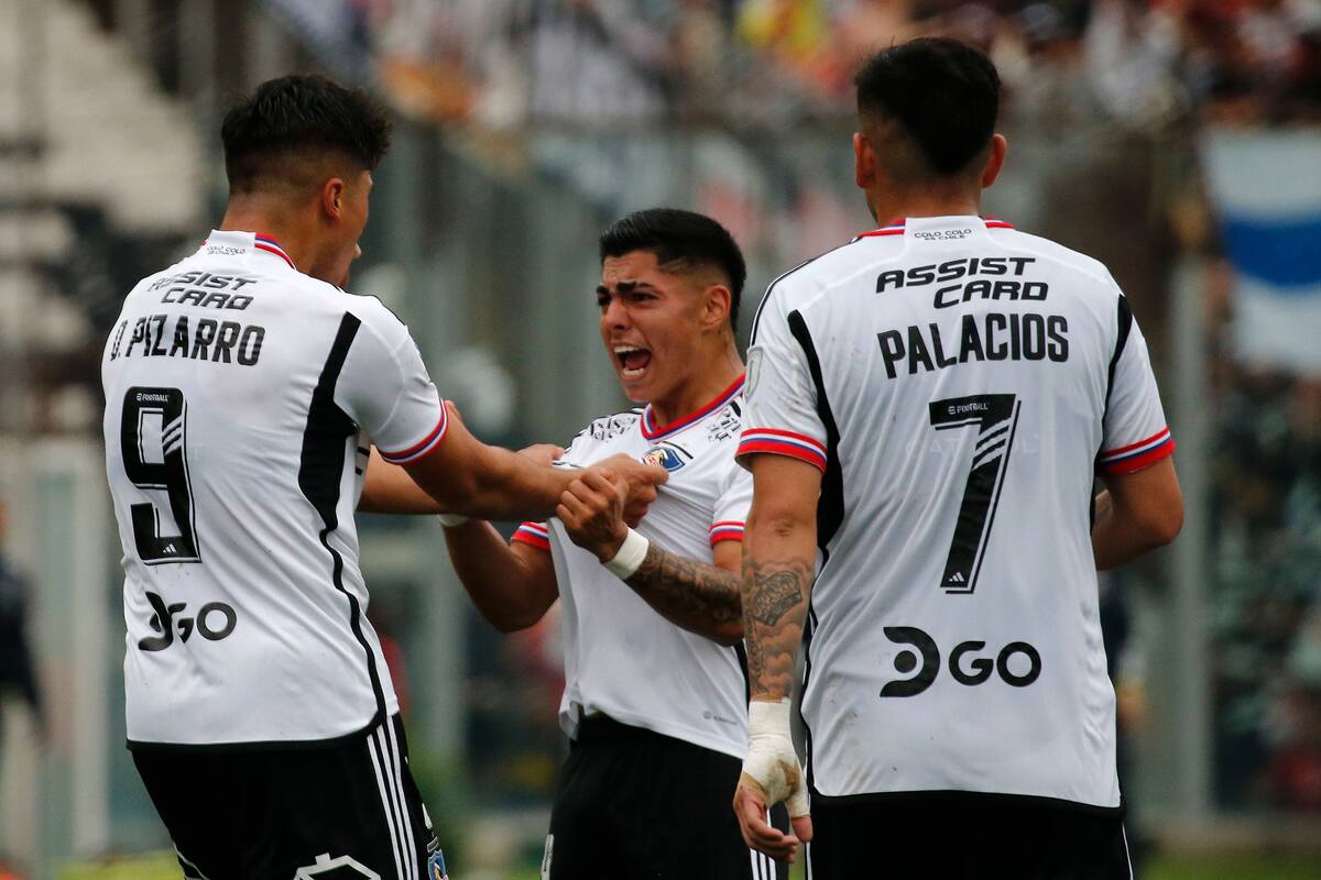 Celebrando con la camiseta de Colo Colo.