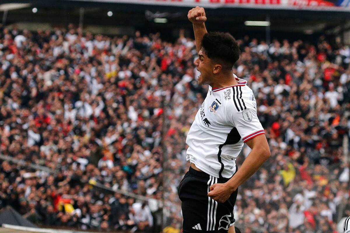 celebrando por Colo Colo. Foto: Agencia Aton.