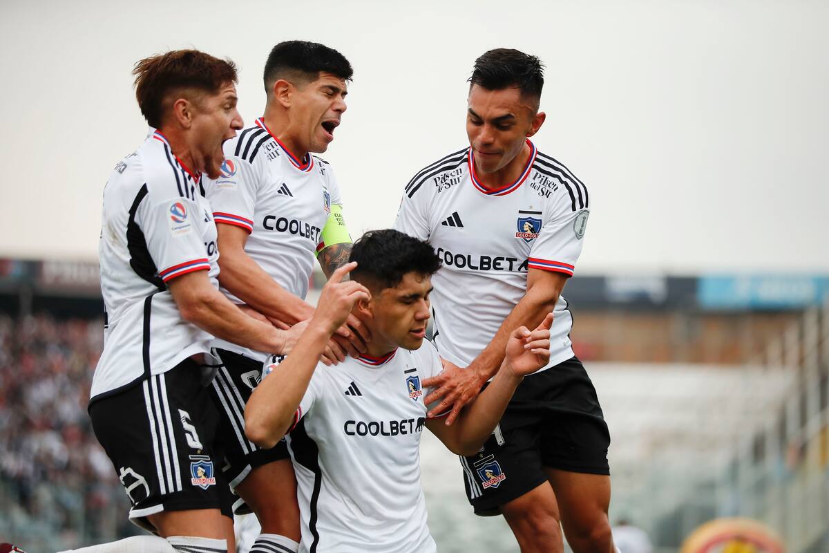 Celebrando con la camiseta de Colo Colo.