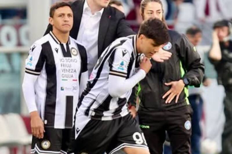 con la camiseta del Udinese.