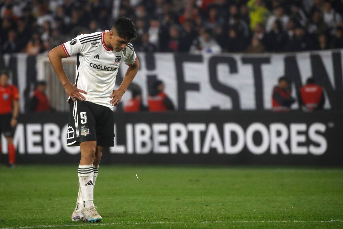 El joven delantero de Colo Colo recibió dos noticias negativas este viernes previo al Superclásico. (Foto: Agencia Aton)