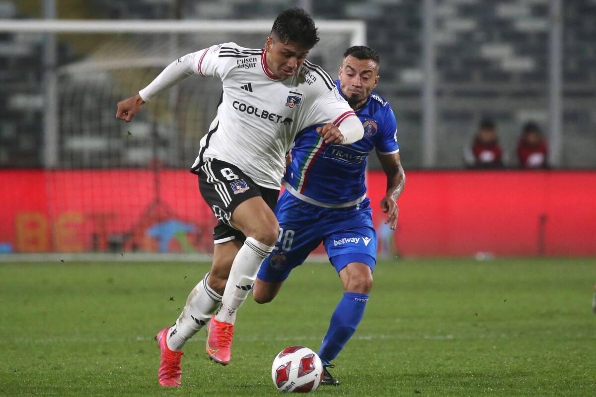 El joven delantero de Colo Colo ha destacado por su potencia física, llamando la atención de clubes europeos. (Foto: Agencia Aton)