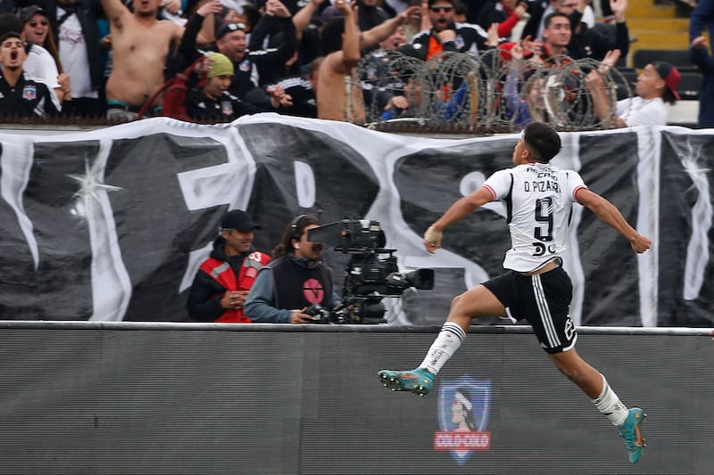 Damián Pizarro celebrando su gol ante la UC (Foto: Aton)