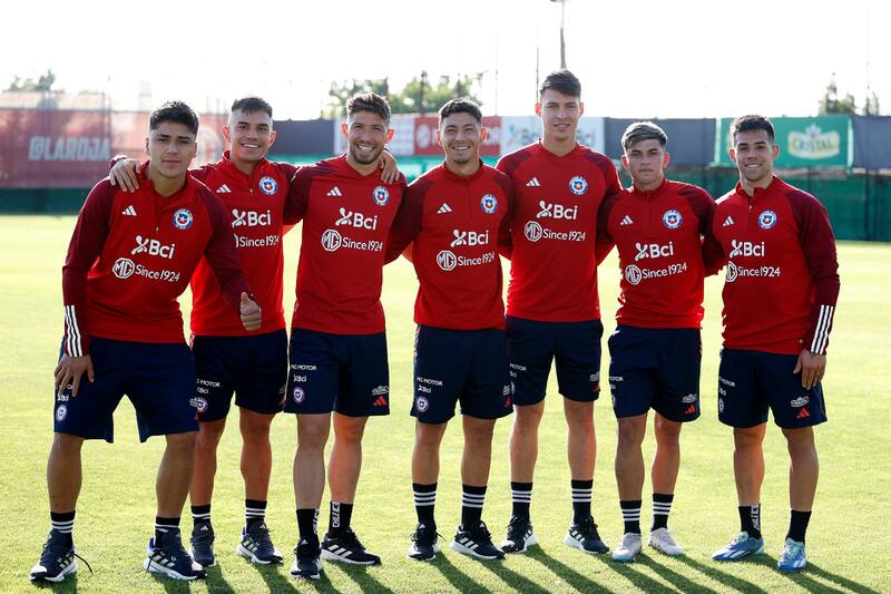 Damián Pizarro junto a los otros jugadores de La Roja que participaron en Santiago 2023 (Foto: Photosport)