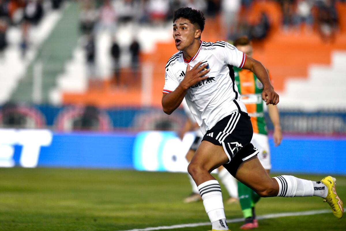 Damián Pizarro convirtió su primer gol por Colo Colo con 17 años.