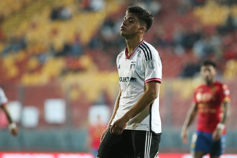 lamentándose en partido de Colo Colo contra Unión Española.