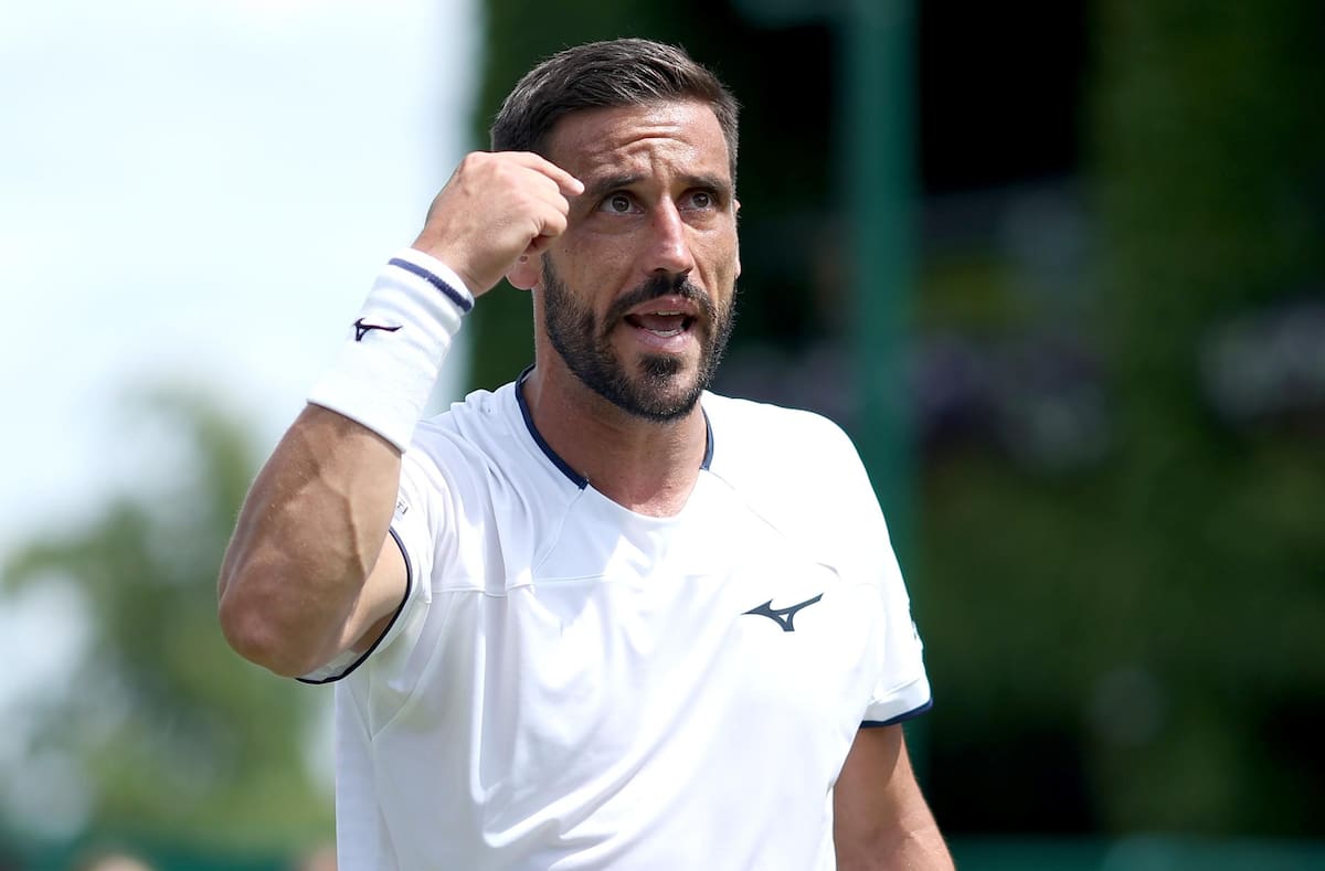 El tenista bosnio protagonizó una discusión con el umpire en Wimbledon 2026.