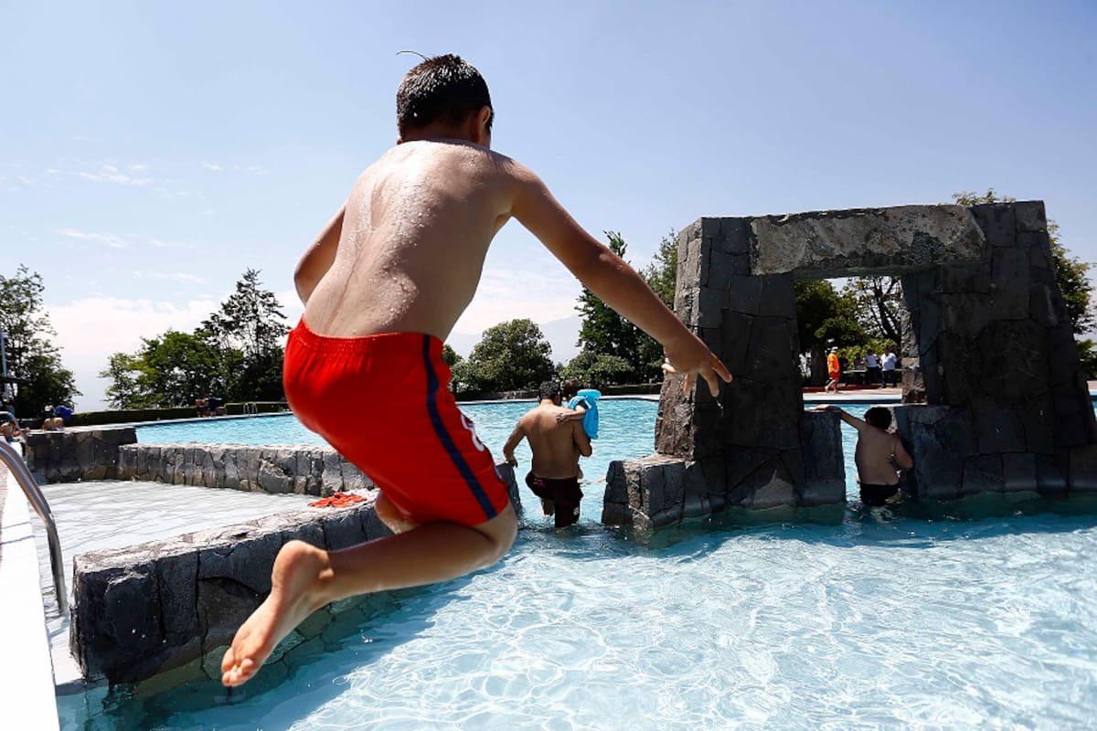 Santiago 23 de noviembre 2018
Ministro de Vivienda y Urbanismo, Cristian Monckeberg, junto a la directora del Parque Metropolitano de Santiago, Alejandra Montalba, dan inicio oficial a la temporada de piscinas 2018-2019 con actividades recreativas en la piscina Antilen, donde participan vecinos de Quinta Normal, Peñalolen y Puente Alto.
Karin Pozo/Aton Chile