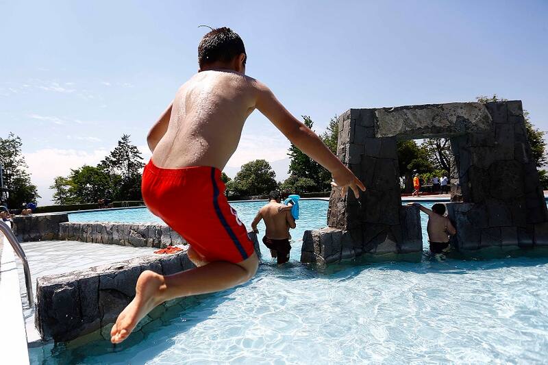Santiago 23 de noviembre 2018
Ministro de Vivienda y Urbanismo, Cristian Monckeberg, junto a la directora del Parque Metropolitano de Santiago, Alejandra Montalba, dan inicio oficial a la temporada de piscinas 2018-2019 con actividades recreativas en la piscina Antilen, donde participan vecinos de Quinta Normal, Peñalolen y Puente Alto.
Karin Pozo/Aton Chile