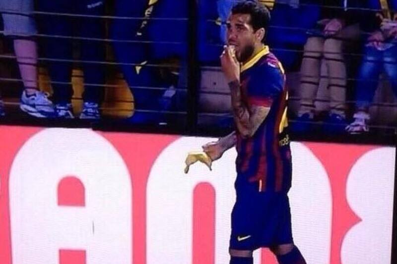 Dani Alves se comió un plátano que le lanzaron a la cancha en 2014.