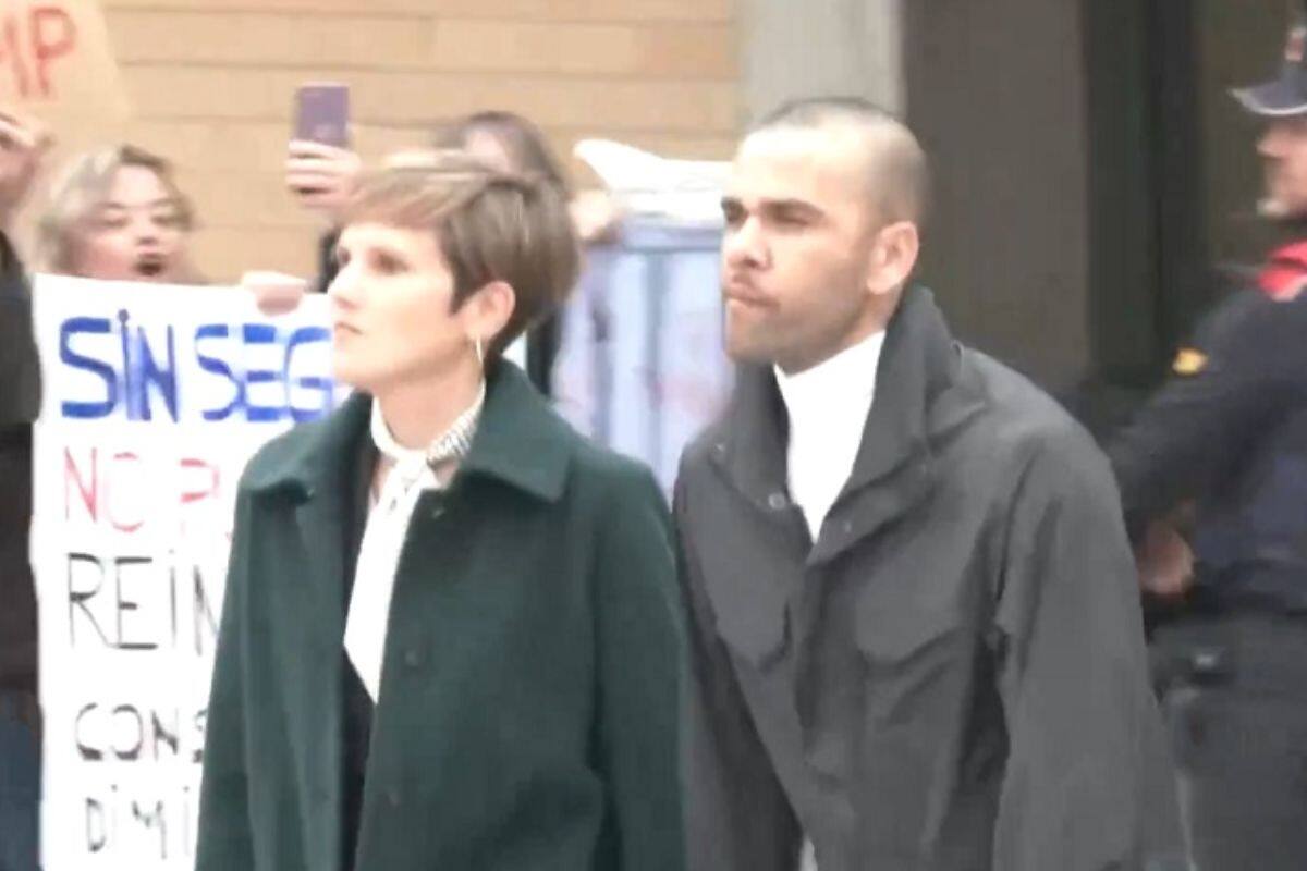 El momento en que el brasileño deja el centro penitenciario donde cumplió condena por 14 meses.