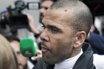 Excompañero en el Barcelona habría pagado la fianza que sacó de la cárcel a Dani Alves