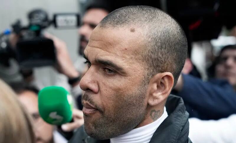 A la salida del tribunal, cuando fue dejado en libertad bajo fianza. El futbolista ha mantenido silencio respecto de su absolución.