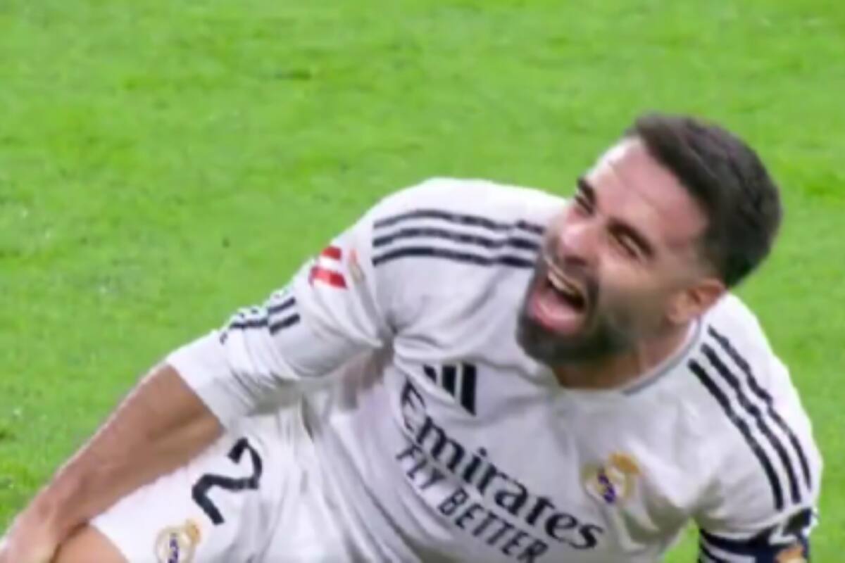 gritando tras su lesión en la rodilla derecha.