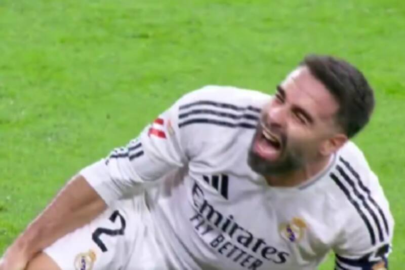 gritando tras su lesión en la rodilla derecha.