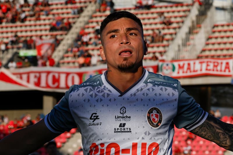 Popín Castro está siendo vinculado como posible refuerzo de Colo Colo. Foto: Agencia ATON.