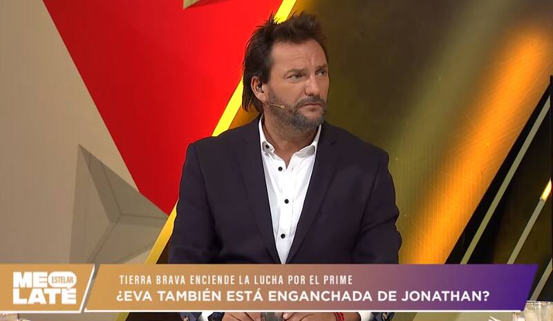 "Me Late Estelar" debatiendo sobre distanciamiento entre Pamela Díaz y Eva Gómez.