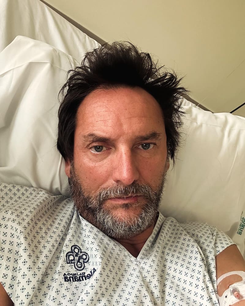 El animador posteó en su Instagram una fotografía desde la clínica, causando preocupación en sus seguidores.