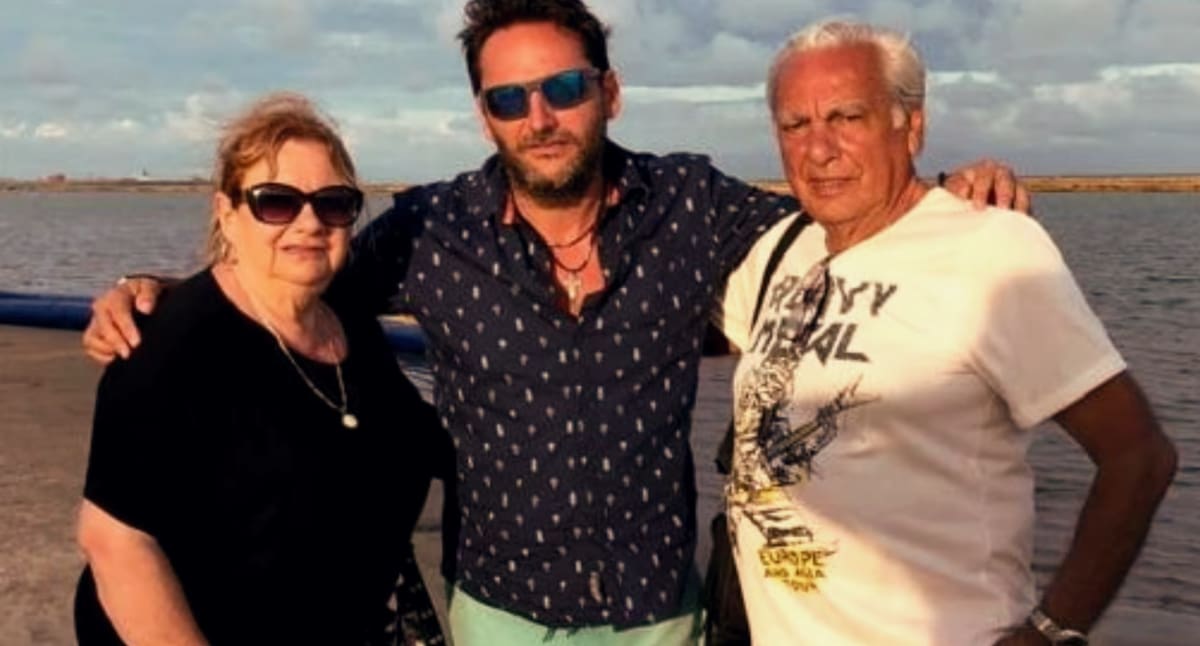 Junto a sus padres. Foto: Reproducción.