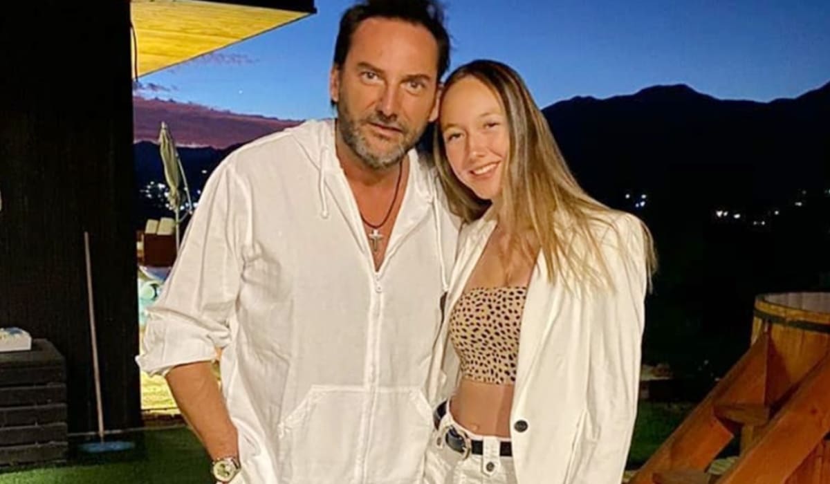 expresa su orgullo por la titulación de su hija, Ignacia Fuenzalida.