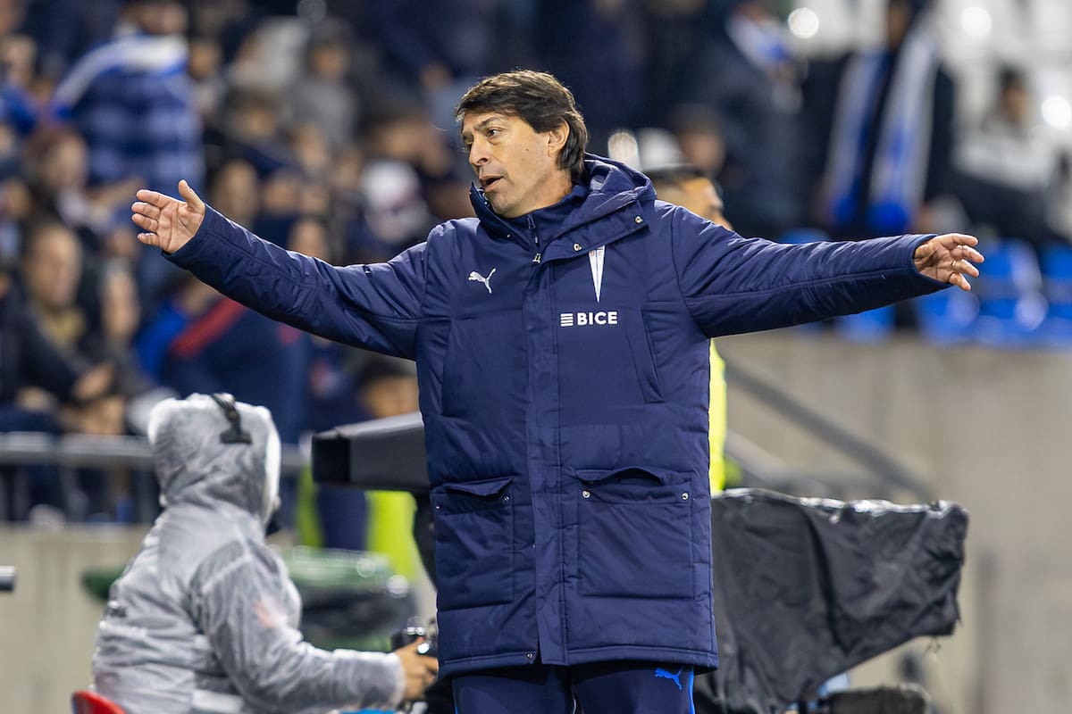 El entrenador de la UC tendrá un decisivo mes de mayo. Foto: Felipe Escobedo/En Cancha