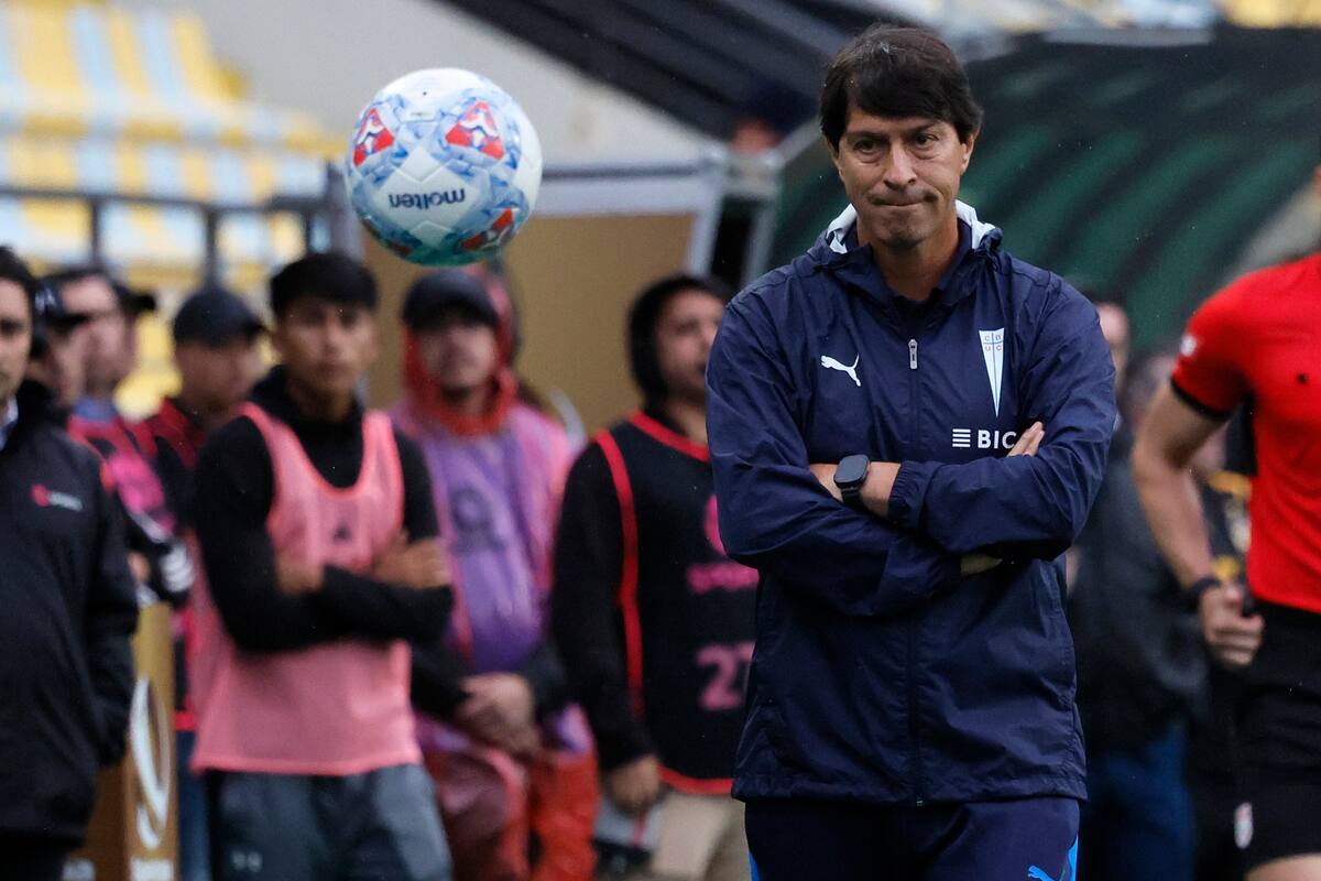 . El entrenador de la UC debe resolver cómo reemplazar a Clemente Montes. Foto: Agencia Aton.