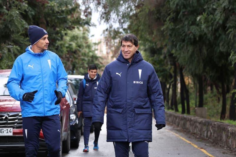llegando a su primera práctica como entrenador de Universidad Católica. Fotos: Comunicaciones Cruzados.