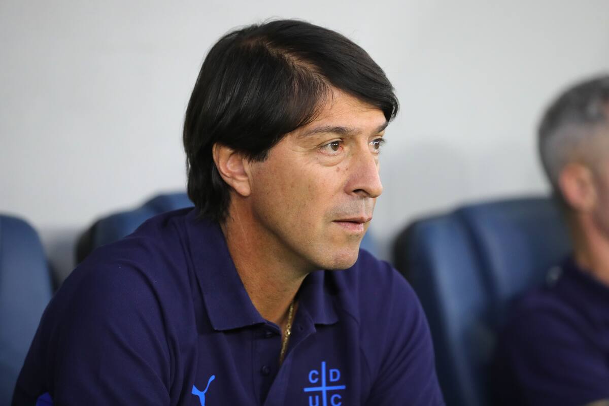 El entrenador de Universidad Católica se vio obligado a modificar la defensa para enfrentar a Ñublense. Foto: Agencia ATON.