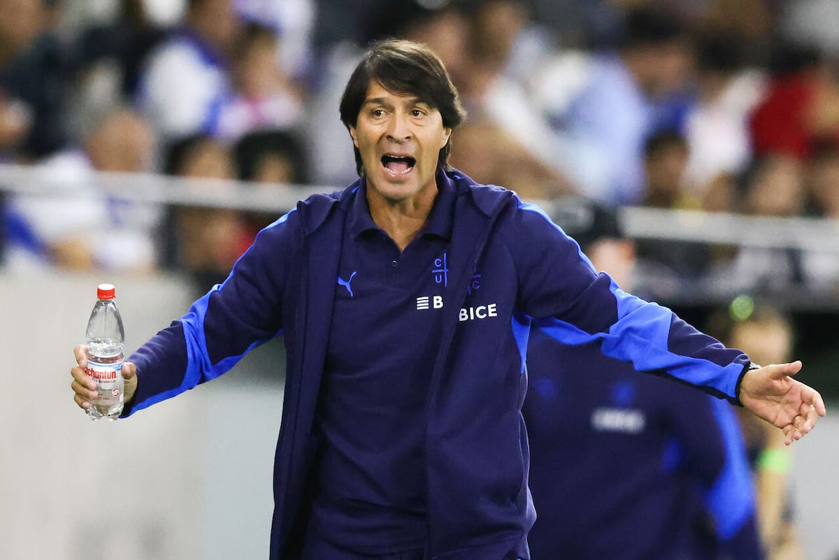 El DT entiende que tiene un gran problema en la banda derecha. Foto: Aton.