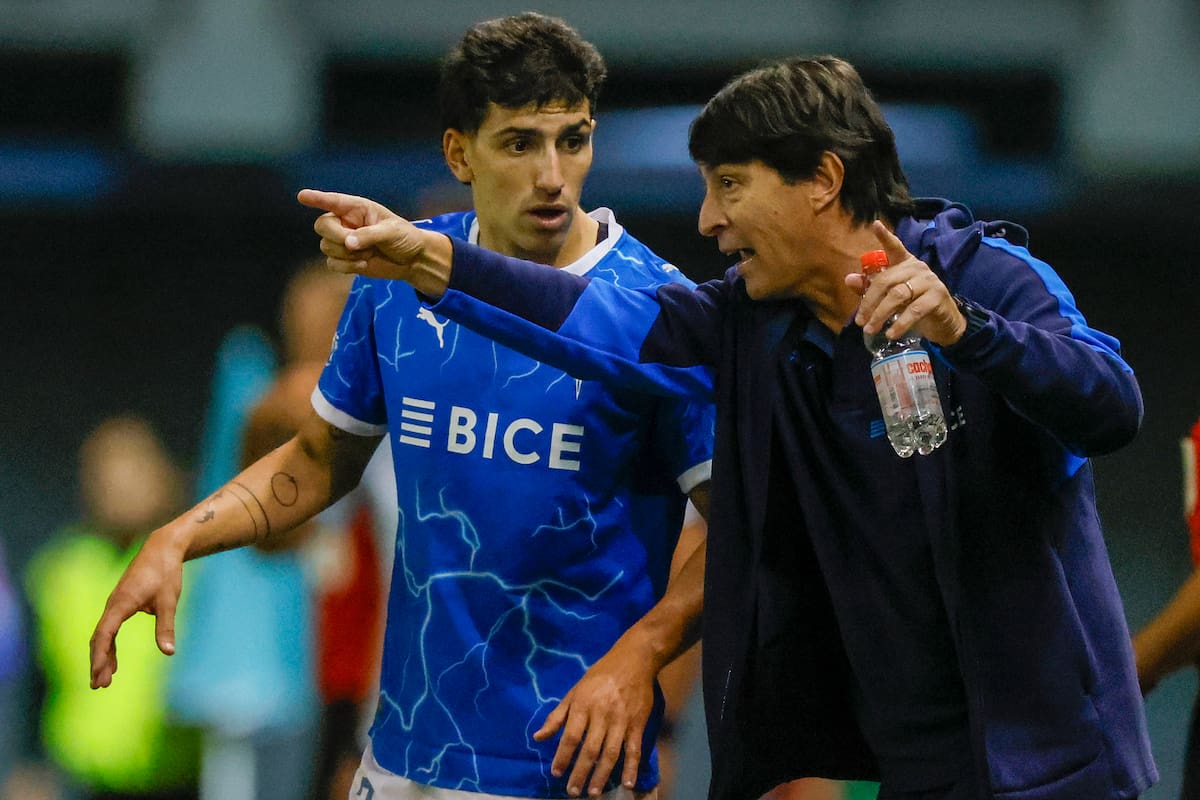 El DT en la victoria de la UC. Foto: Agencia Aton.