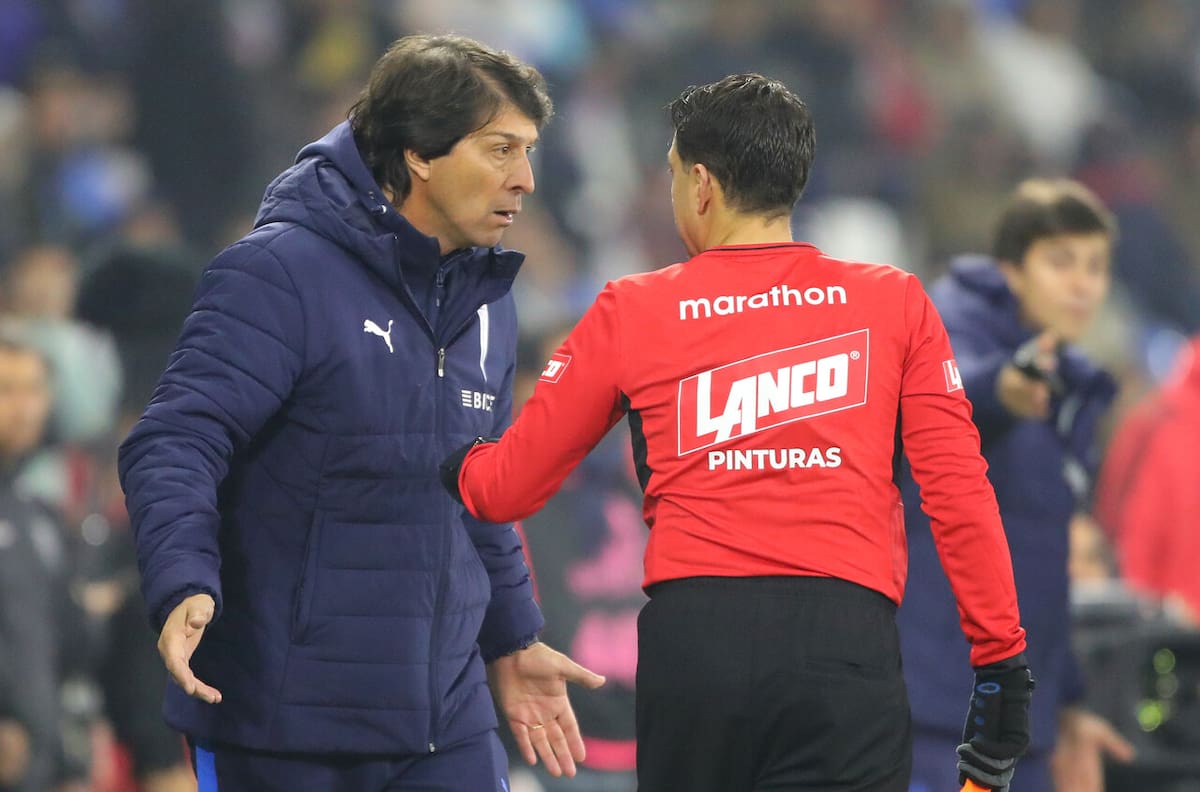 Garnero contra el arbitraje tras derrota de la UC ante Colo-Colo: “Sería un papelón contar lo que me dijeron”