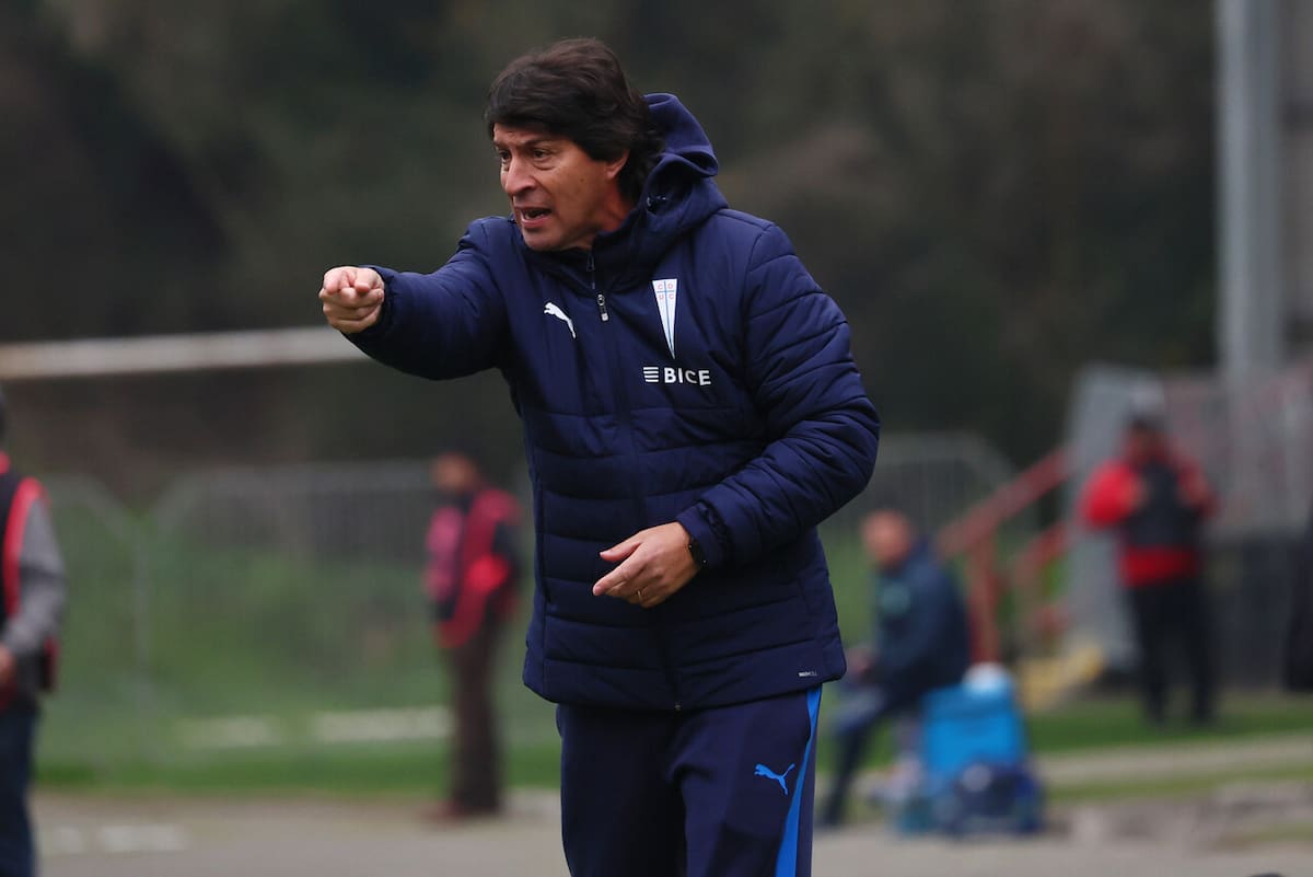 El entrenador de la UC ante Huachipato. Foto: Agencia Aton.