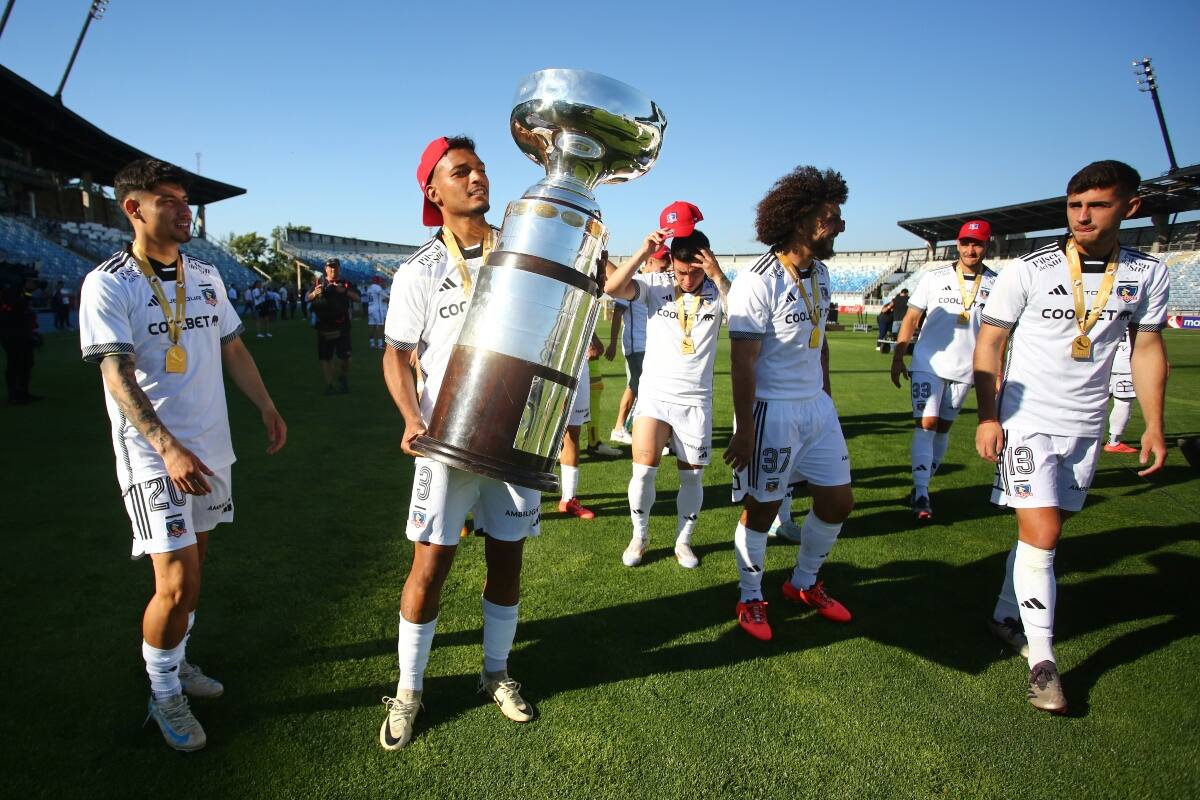 con el título de la Supercopa que ganó Colo Colo este 2024. Foto: Aton.