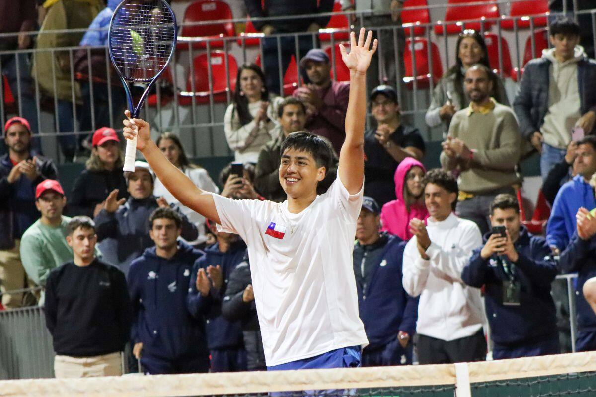 festeja el triunfo sobre Louis Van Herck, en su estreno absoluto en Copa Davis. Foto: Benjamín Larraín/En Cancha.
