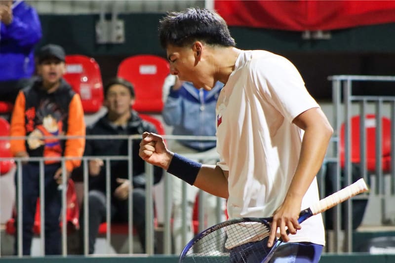 El tenista chileno durante su estreno absoluto en Copa Davis. Foto: Benjamín Larraín/En Cancha.