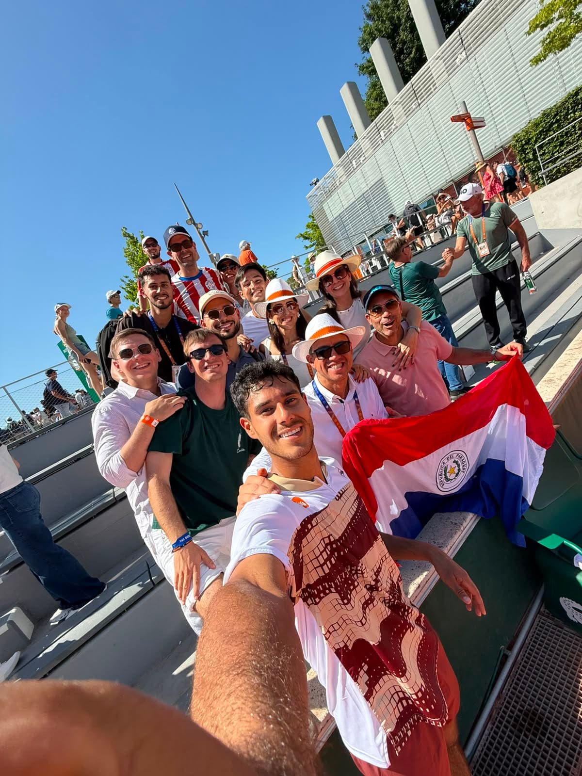 Celebrando con la barra paraguaya en París.