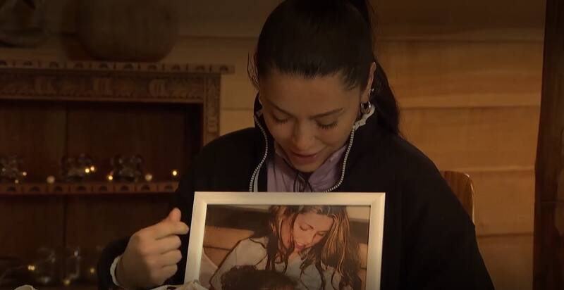 Daniela Aránguiz en "La Cabaña" con la foto junto a sus hijos.