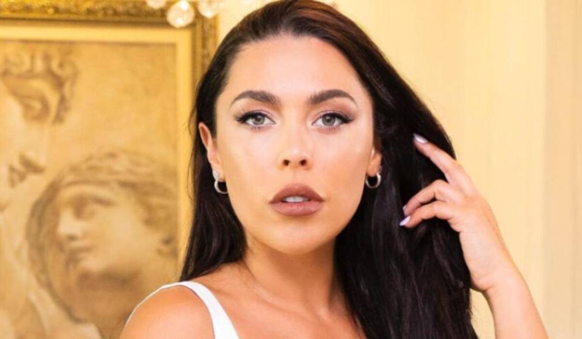 deslumbró con dramático vestido negro en su cumpleaños.