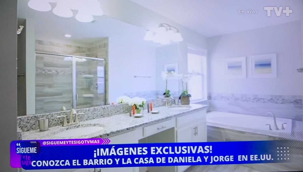 Así es uno de los baños de la residencia que mantienen en Orlando. (Captura: Sígueme y Te Sigo)