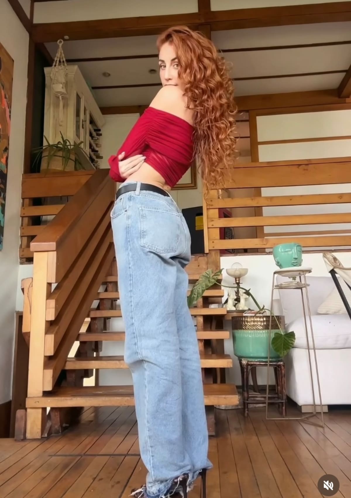 Daniela Castro sorprendió con radical tono de cabello.