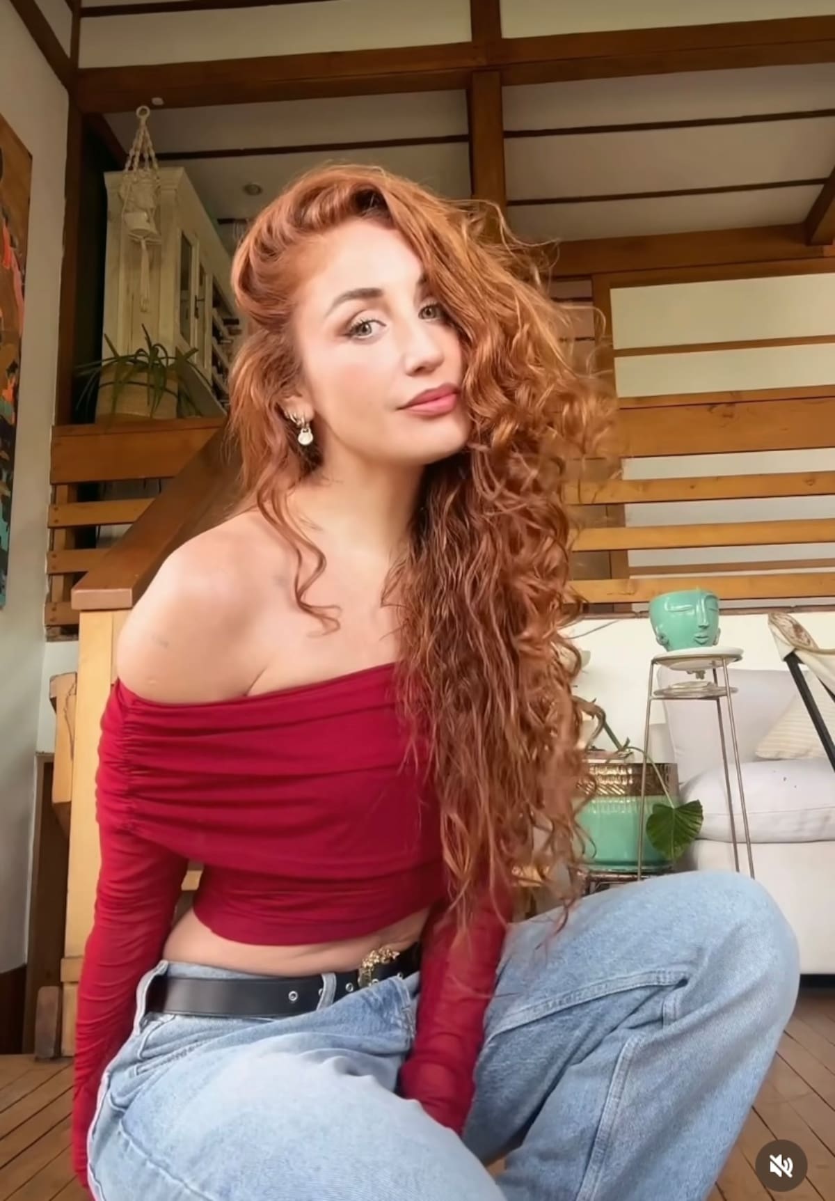 Daniela Castro sorprendió con un atrevido look.