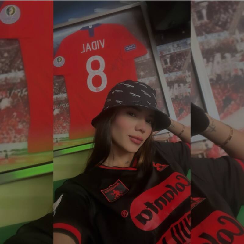 Daniela Isaza con la camiseta de América de Cali y la de Arturo Vidal de fondo.