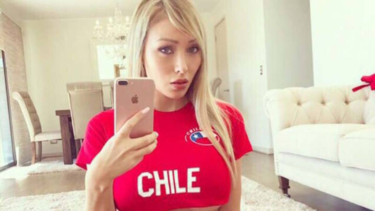 La sensual postal con que Daniella Chávez mandó su apoyo a la 'Roja' para partido ante Perú