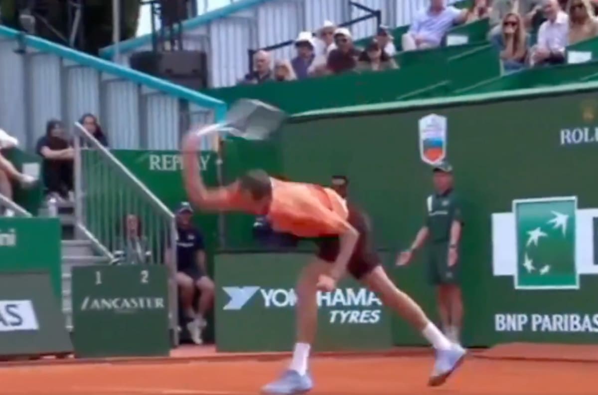 VIDEO | Medvedev explota en medio de la peor derrota de su vida: ¡Destruyó la raqueta con 6 golpes!