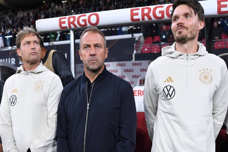 (primero de derecha a izquierda en la foto) es el principal favorito para ser el nuevo técnico del Southampton.