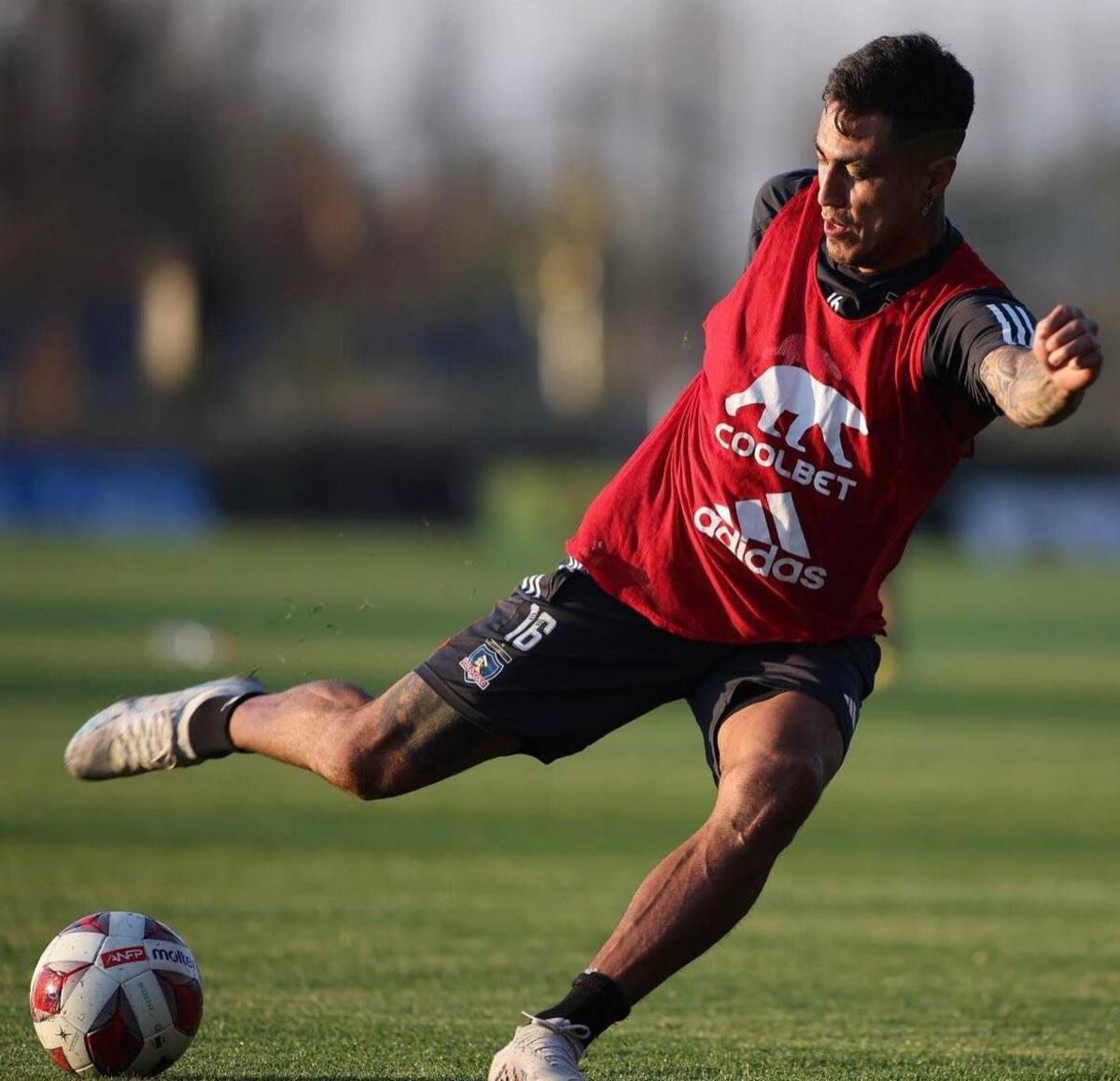 El delantero paraguayo sigue entrenando en la intertemporada de Colo Colo. (Foto: @colocolooficial)